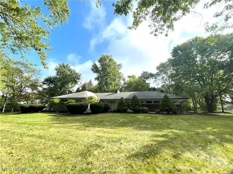 2803 Som Center Rd, Willoughby Hills, OH 44094