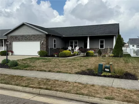 427 Sycamore Cir SE, New Philadelphia, OH 44663