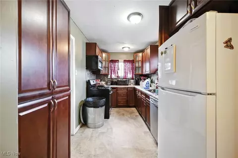 Entry Way - 1611 E 48th St, Ashtabula, OH 44004 photo 1 of 1