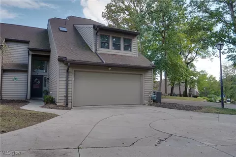 2 Starboard Cir #77, Akron, OH 44319