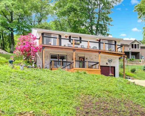 121 W Mohawk Dr, Malvern, OH 44644