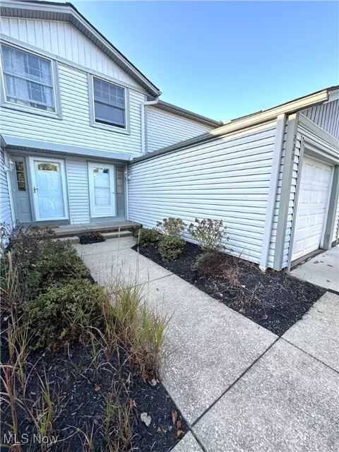 220 Regina Dr, Bedford, OH 44146