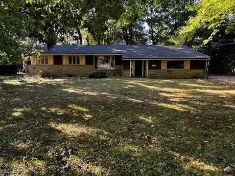 6248 S Woodlane Dr, Mayfield Village, OH 44143