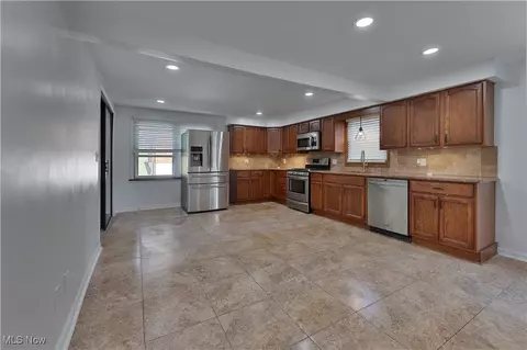 491 Spring St, Struthers, OH 44471 photo 8