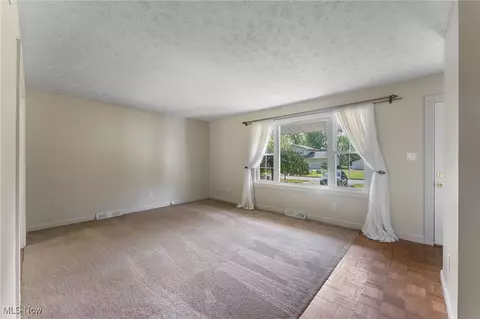 Living - 7603 Red Fox Dr, Boardman, OH 44512 photo 2 of 4