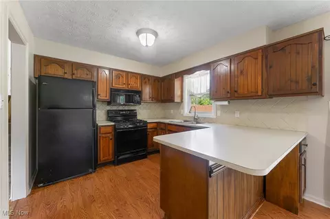 Kitchen - 7603 Red Fox Dr, Boardman, OH 44512 photo 3 of 4