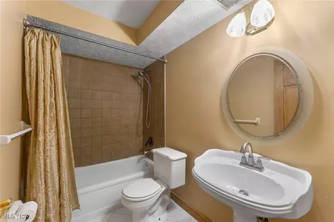 Bath - 7603 Red Fox Dr, Boardman, OH 44512 photo 4 of 4