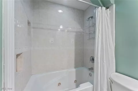 Bath - 7603 Red Fox Dr, Boardman, OH 44512 photo 2 of 4