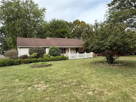 3296 Cricket Dr, Youngstown, OH 44511