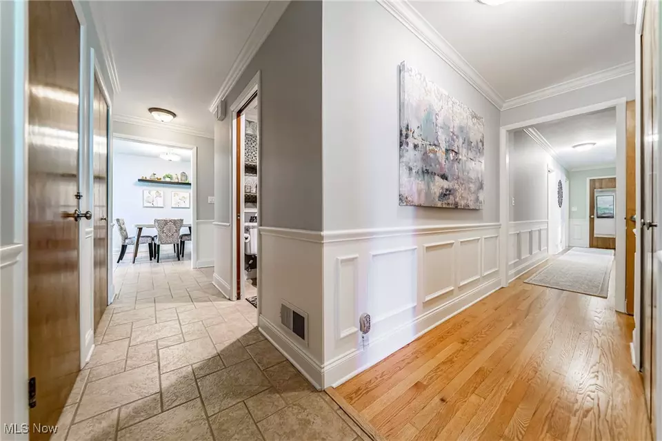 Entry Way - 3960 W Valley Dr, Fairview Park, OH 44126 photo 6 of 6