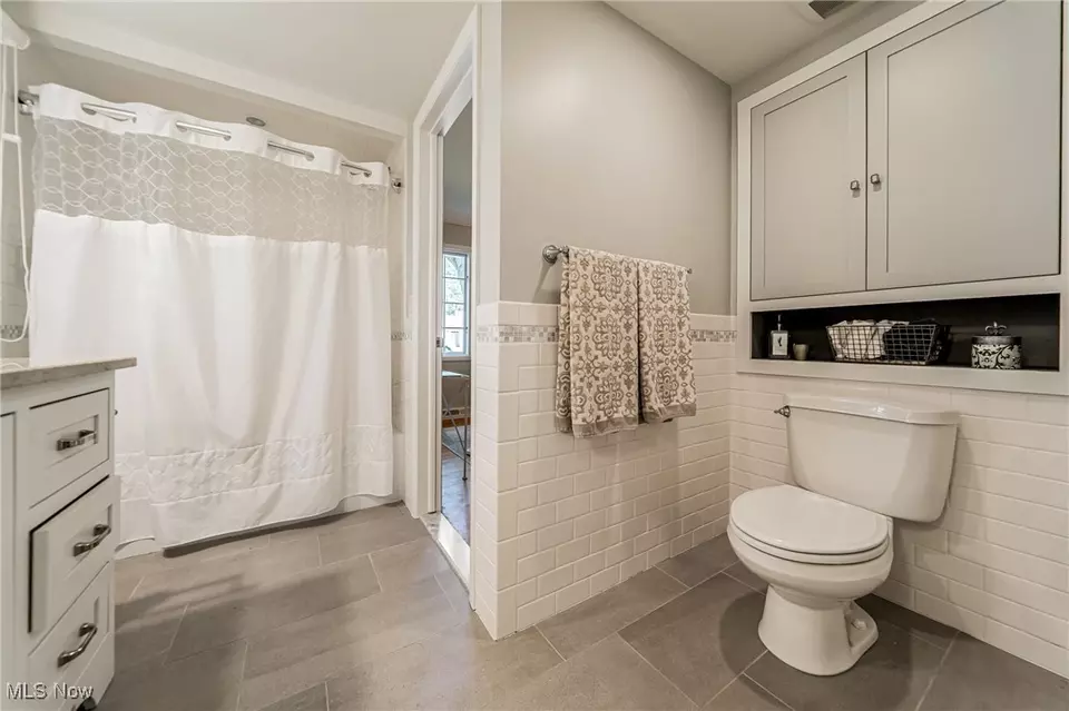 Bath - 3960 W Valley Dr, Fairview Park, OH 44126 photo 4 of 4