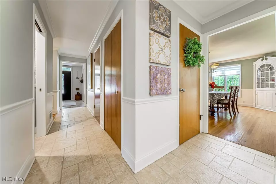 Entry Way - 3960 W Valley Dr, Fairview Park, OH 44126 photo 4 of 6