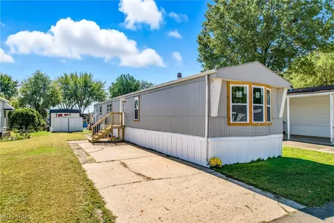 11 Redwood Dr, Beloit, OH 44609