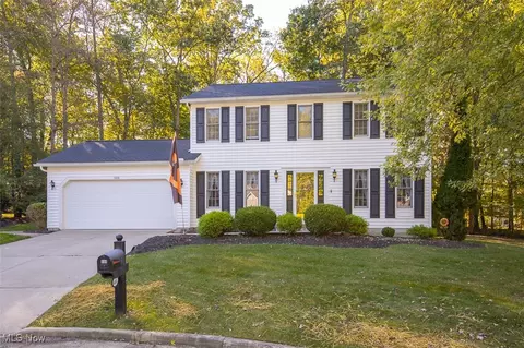 688 Greenwood Ct, Sagamore Hills, OH 44067