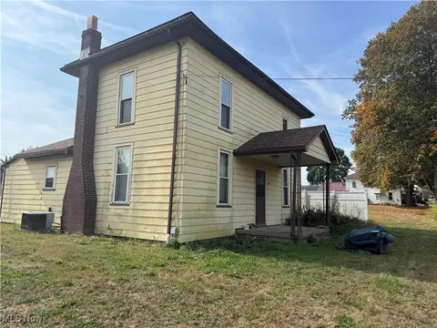 240 S Church St, Sherrodsville, OH 44675