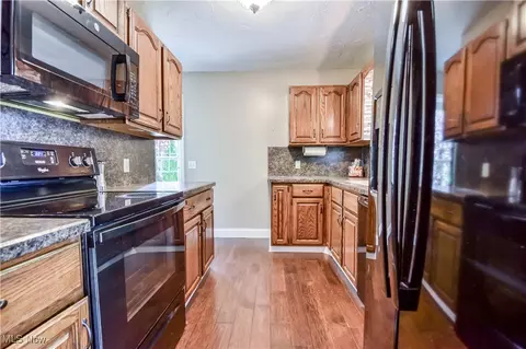 Kitchen - 7423 Cadle Ave, Mentor, OH 44060 photo 2 of 3