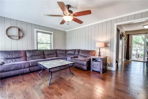 Living - 7423 Cadle Ave, Mentor, OH 44060 photo 2 of 4