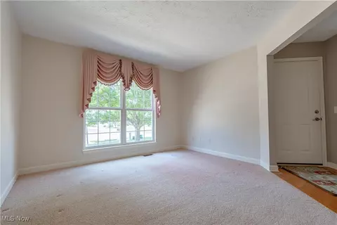 6464 Harness Cir NE, Canton, OH 44721 photo 2