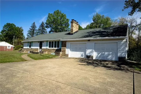 5236 Hilltop Dr NE, Magnolia, OH 44643