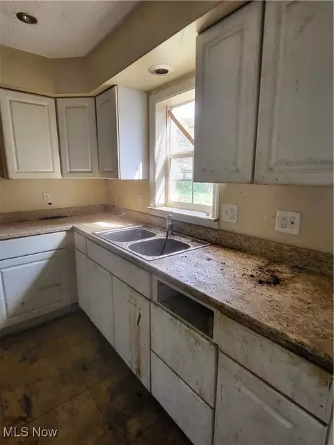 Kitchen - 43650 Lafferty Rd, Flushing, OH 43977 photo 1 of 1