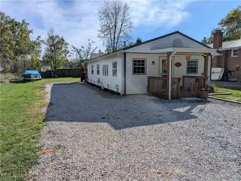 17475 Beach Ln, Lake Milton, OH 44429