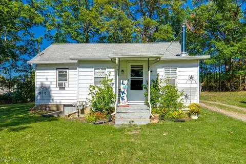 16726 Oakwood Dr, Lake Milton, OH 44429