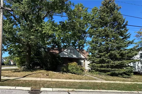 29625 Green Dr, Willowick, OH 44095