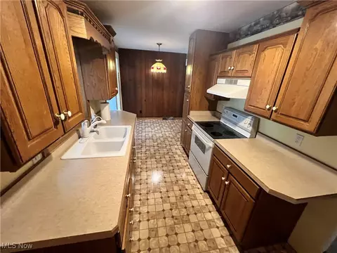 Kitchen - 2543 Burlingham Dr, Ashtabula, OH 44004 photo 3 of 3