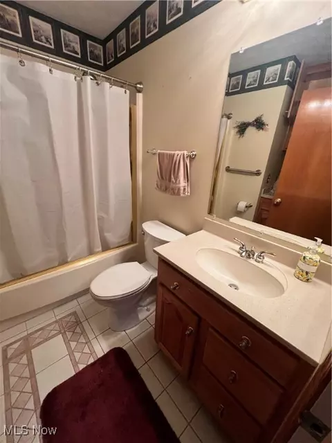 Bath - 2543 Burlingham Dr, Ashtabula, OH 44004 photo 1 of 2