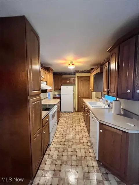 Kitchen - 2543 Burlingham Dr, Ashtabula, OH 44004 photo 2 of 3