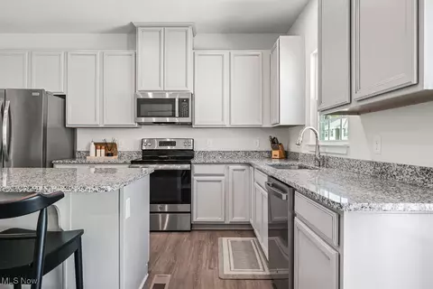 Kitchen - 1122 Bean Ln, Akron, OH 44313 photo 2 of 4