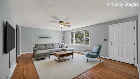 Living - 140 Miami Ave, Elyria, OH 44035 photo 2 of 4