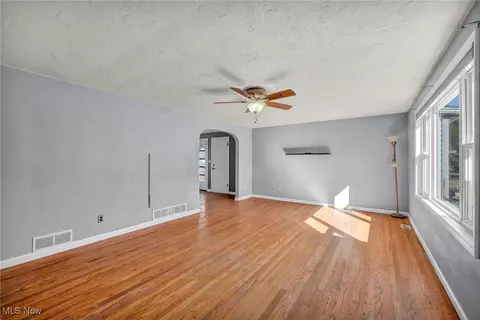 Living - 140 Miami Ave, Elyria, OH 44035 photo 1 of 4