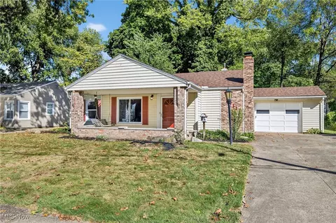 2711 Ironwood St, Cuyahoga Falls, OH 44221