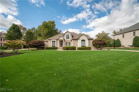 24 Timber Run Dr, Canfield, OH 44406