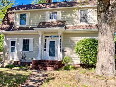 227 Crescent Dr, Akron, OH 44301
