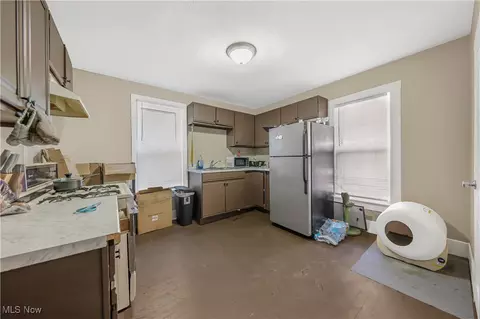 594 Blaine Ave, Akron, OH 44310 photo 12