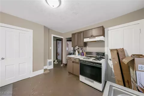 594 Blaine Ave, Akron, OH 44310 photo 14