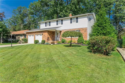 941 Meadview Dr, Parma, OH 44131 photo 2