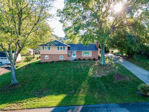 1681 Knob Hill Dr, Coshocton, OH 43812