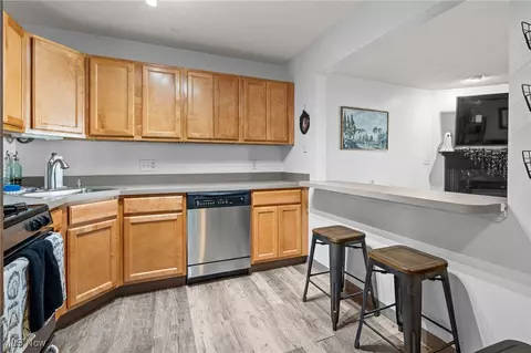 Kitchen - 1018 Meadow Run, Copley, OH 44321 photo 2 of 3
