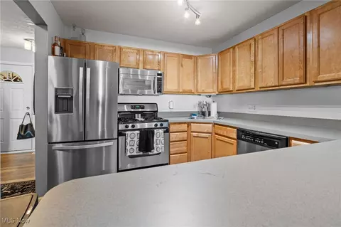 Kitchen - 1018 Meadow Run, Copley, OH 44321 photo 3 of 3