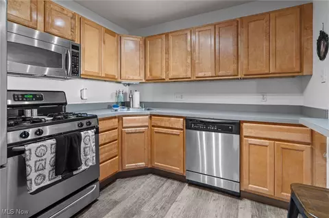 Kitchen - 1018 Meadow Run, Copley, OH 44321 photo 1 of 3