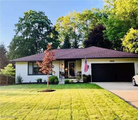 5821 Williamsburg Dr, Highland Heights, OH 44143