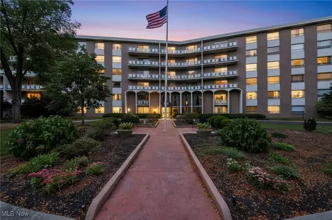 3400 Wooster Rd #401, Rocky River, OH 44116