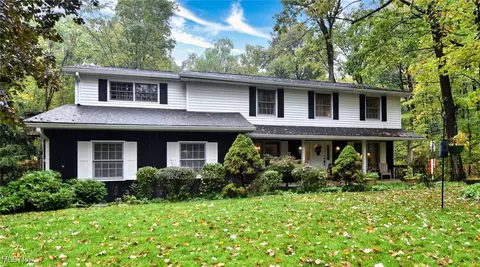 7320 Ober Ln, Chagrin Falls, OH 44023