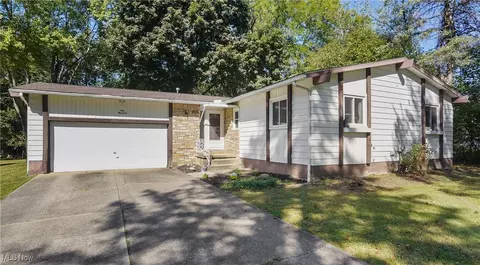 100 Trudy Ave, Munroe Falls, OH 44262
