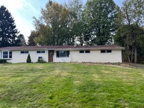 18832 Maplewood Ln, Chagrin Falls, OH 44023