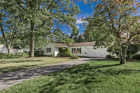 1691 Harwich Rd, Lyndhurst, OH 44124