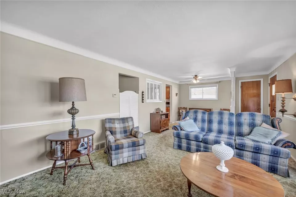 Living - 13732 Carpenter Rd, Garfield Heights, OH 44125 photo 4 of 5